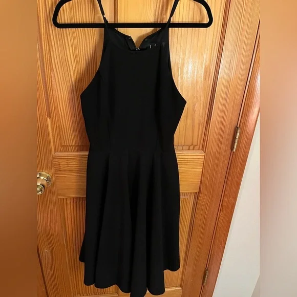 Lulu’s knee length flare dress - Picture 2 of 6